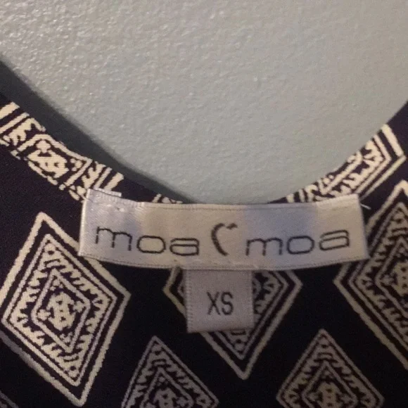 5/$25 Moa Moa shirt size XS - Picture 2 of 3